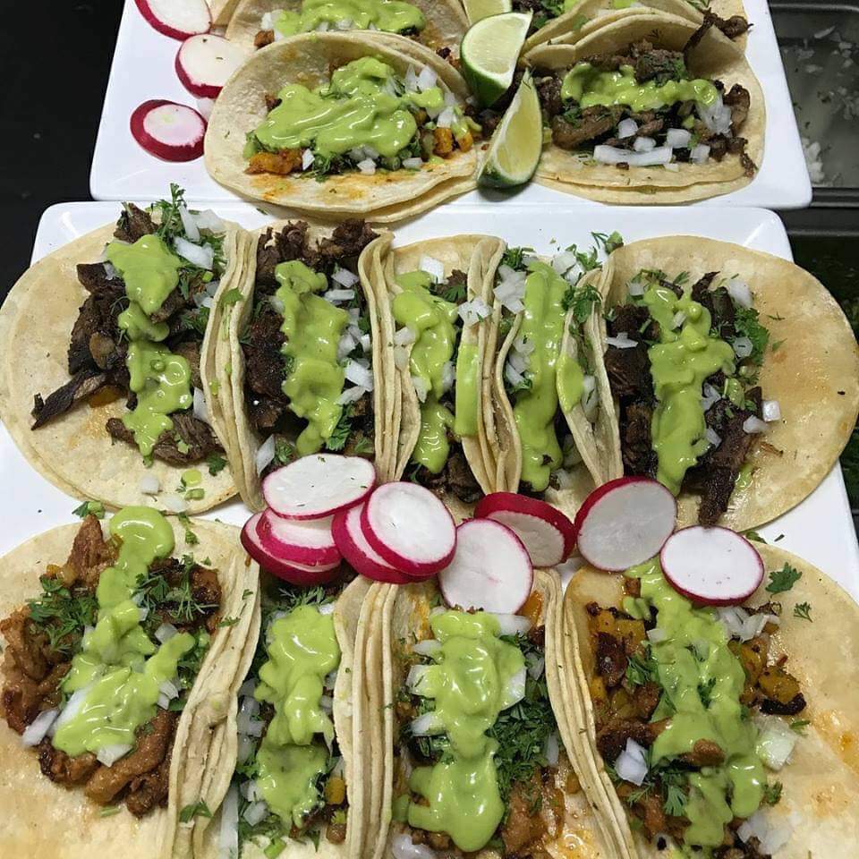 5 Tacos Asada, Chorizo o Combinados y 1 Bebida