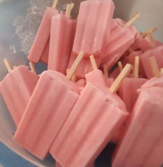 Paleta de Leche con Fresa