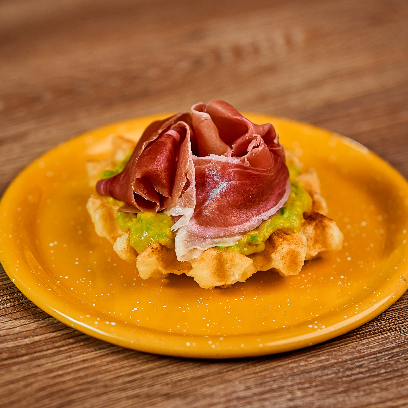 Waffles de Yuca con Jamón Serrano
