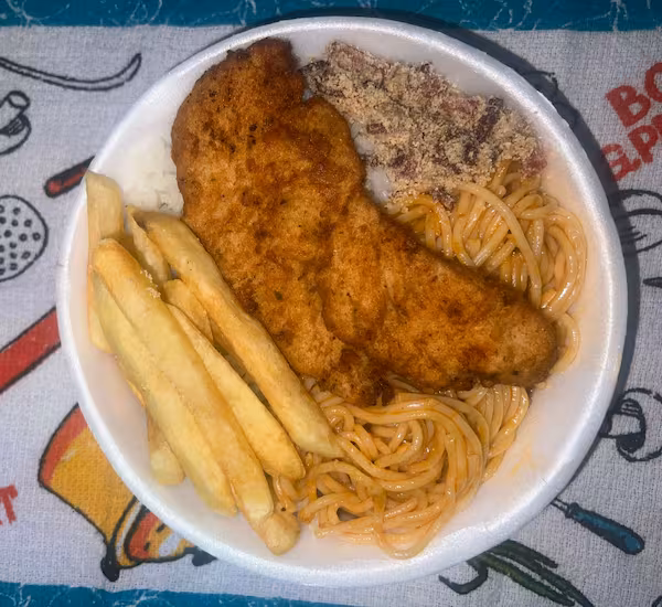 Arroz, feijão, macarrão, farofa, frango empanado com fritas.