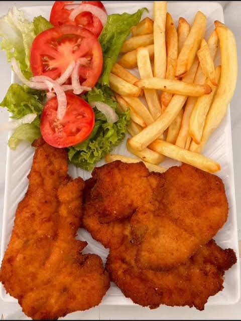 Milanesa empanizada con papas