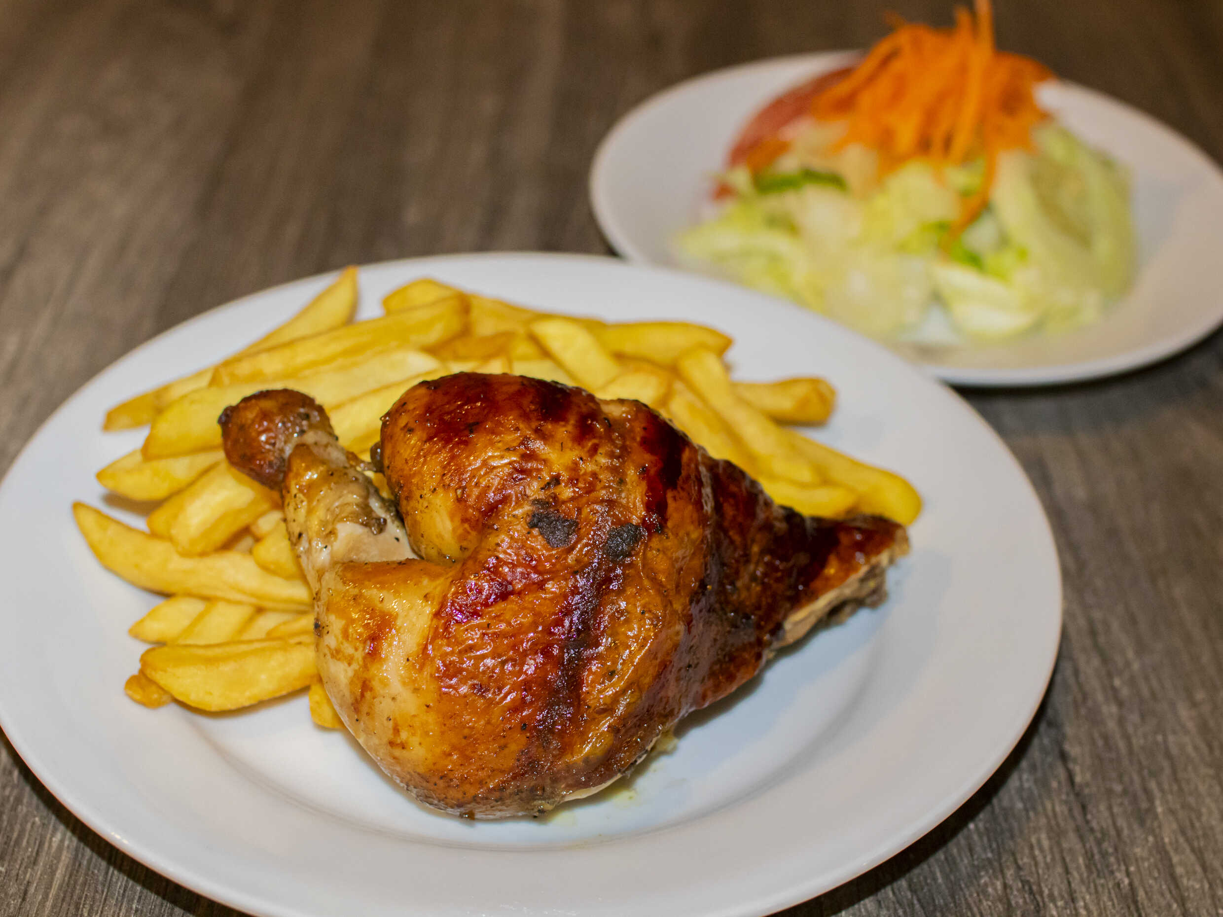 1/4 Pollo a la Brasa con Papas y Ensalada