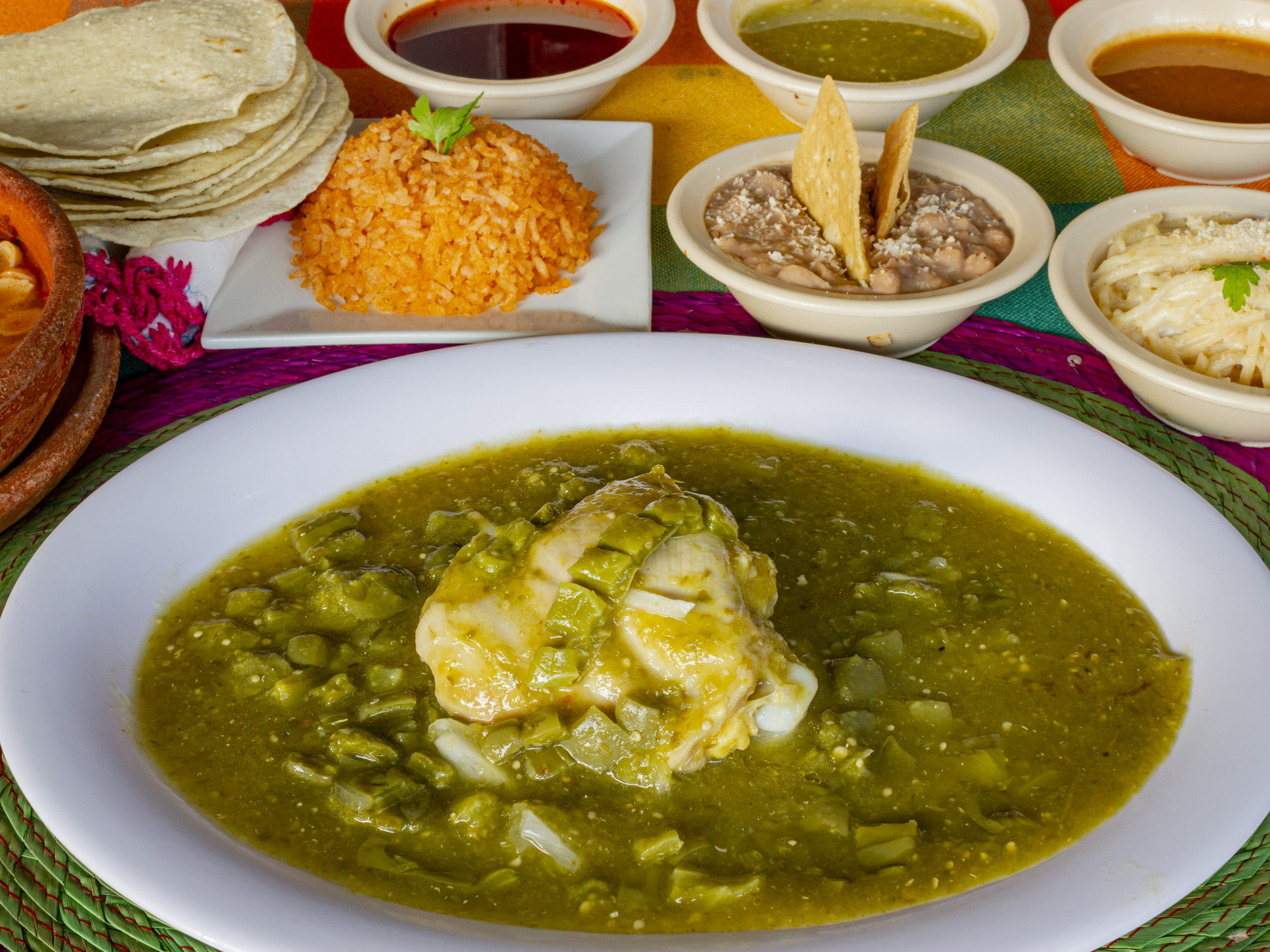 Pollo en salsa verde con nopales