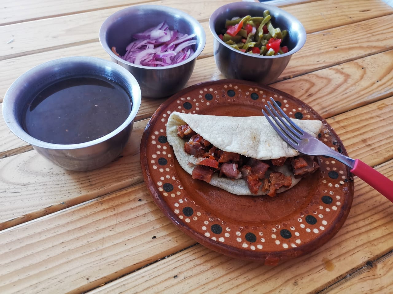 3 Taco de Chicharrón Salsa Roja  + 1 Café de Olla