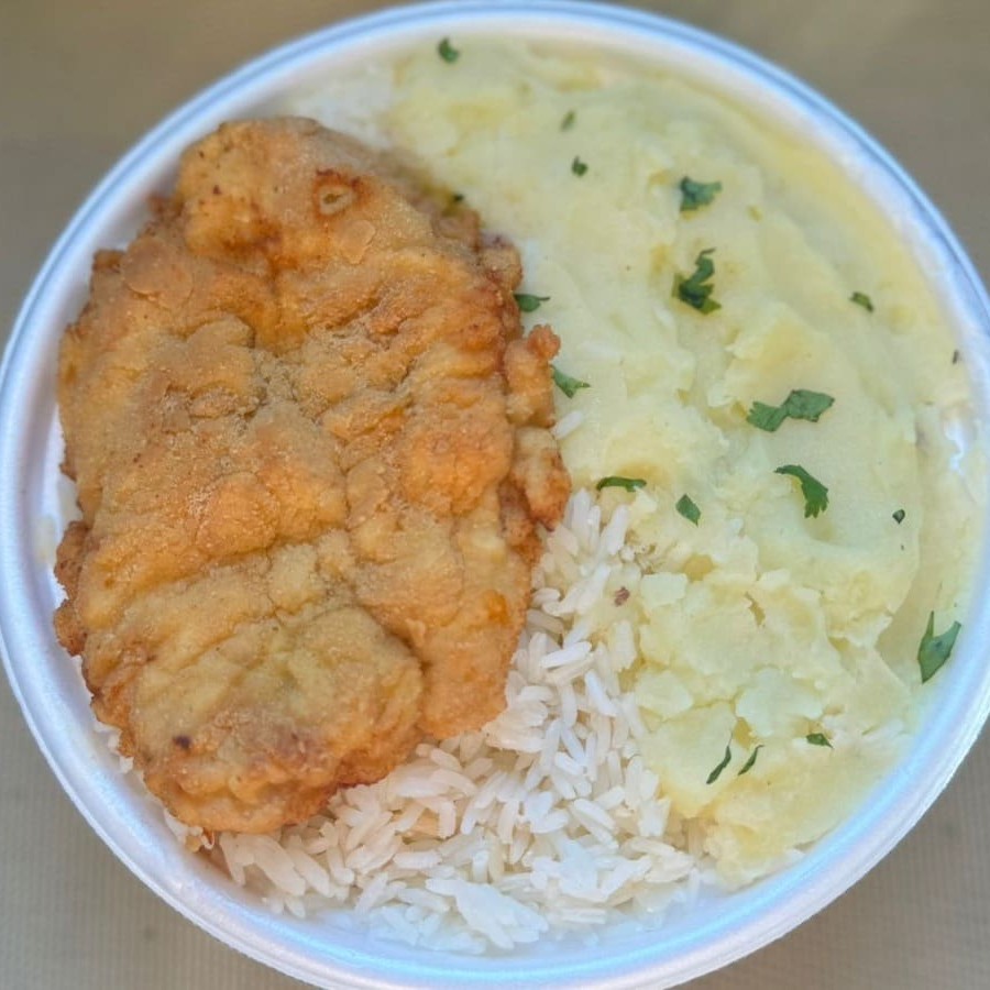Marmita com delicioso filé de frango empanado na massa crocante acompanhado de arroz branco, feijão e purê de batatas inglesas. Marmita indicada para 01 pessoa.
