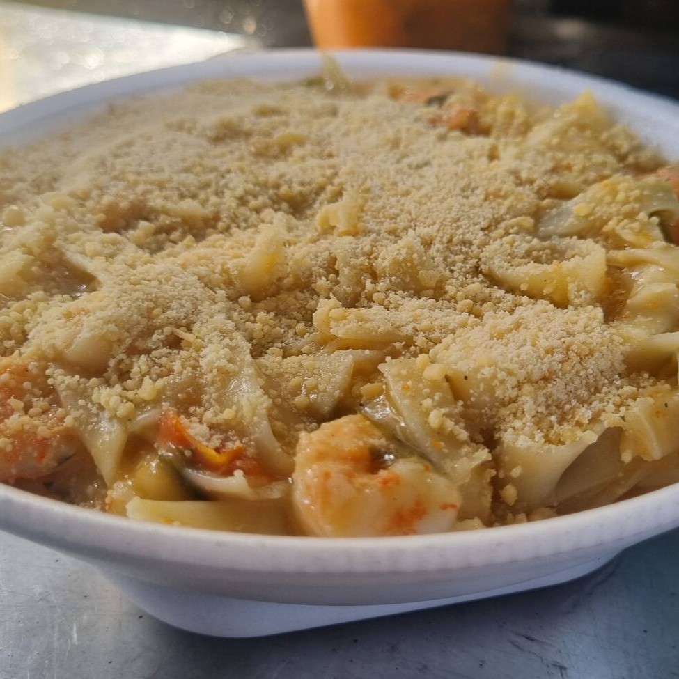 Delicioso Fettuccine de camarão com queijo parmesão ralado. Um delicioso prato para você.