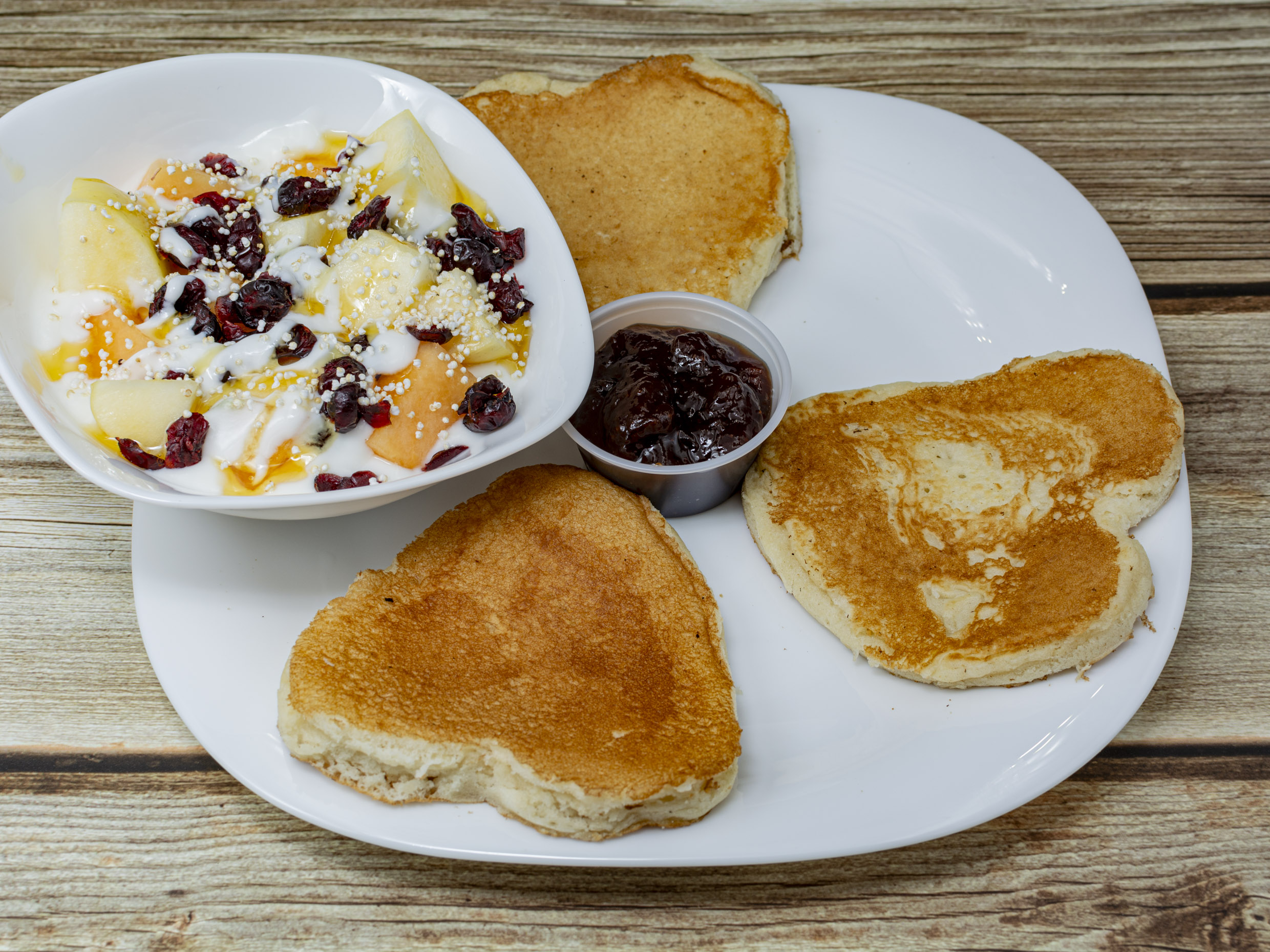 1 Hotcakes (Pancakes) + 1 Cóctel Fruta con Yogurth