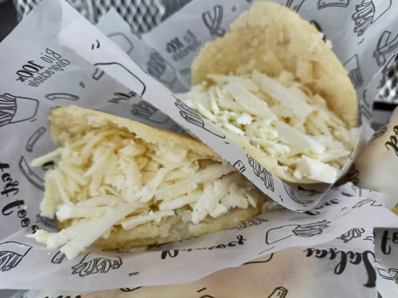1 Arepa Solo Queso + 1 Arepa con Proteina