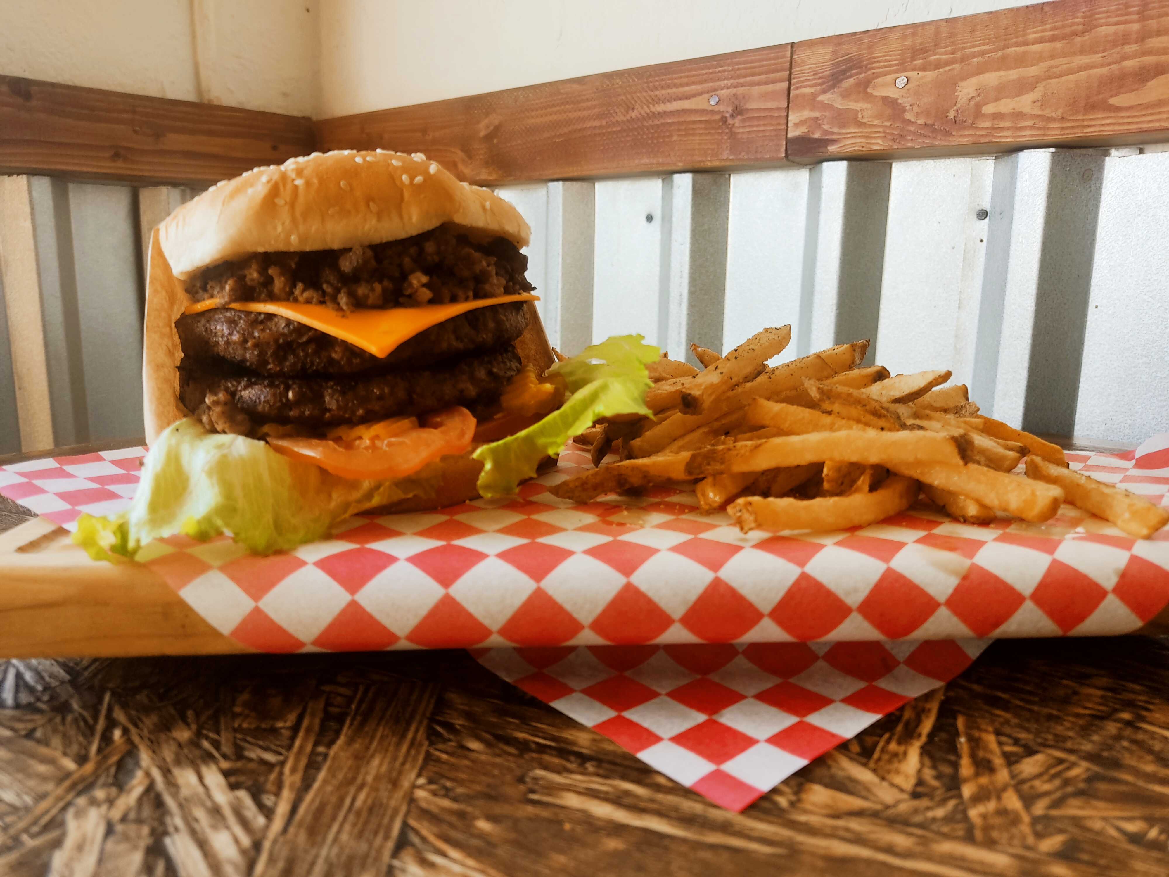 Libra Burger con Costilla y Papas