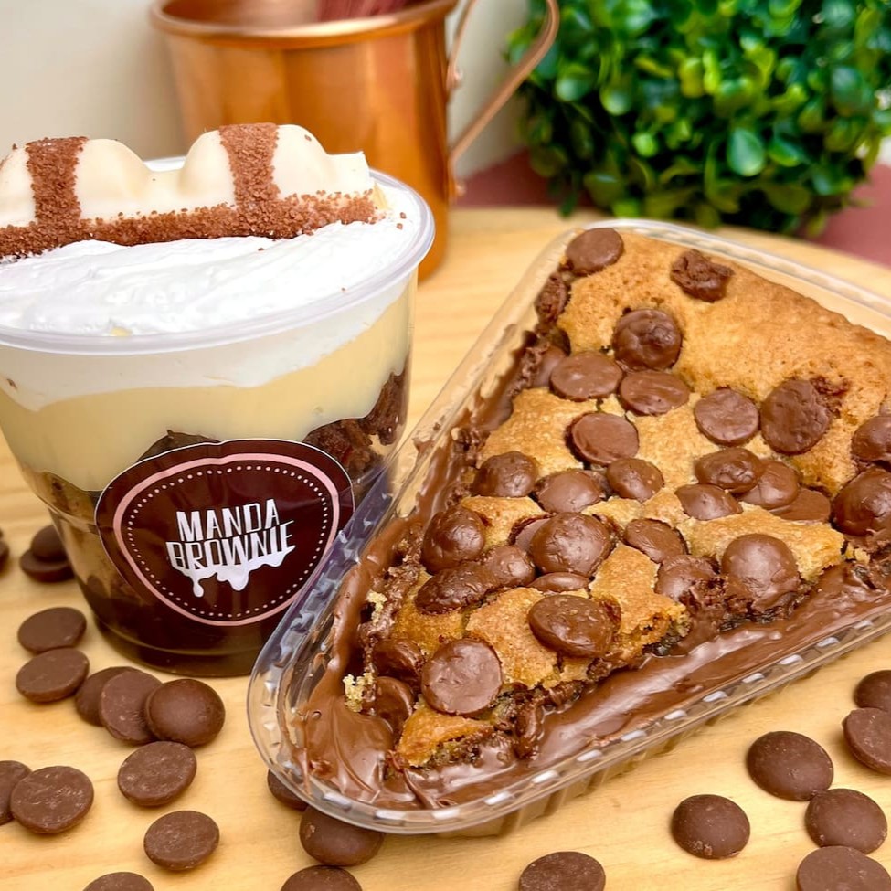Para os fãs de Manda Brownie criamos essa promo com os doces mais vendidos! Eu sei... é irresistível! Então não deixe a oportunidade passar e peça agora mesmo! Fatia peso aproximado 180g e copo tam p peso aproximado 210g.