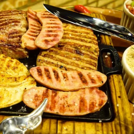 O '109 - Misto Simples - 3 Pessoas' é uma deliciosa oferta da categoria 'Churrasco na Pedra'. Este prato robusto é composto por generosas porções de boi, frango e porco, além de uma linguiça bem temperada. Acompanha um molho de dar água na boca e uma farofa crocante que equilibra os sabores. O toque final fica por conta do nosso creme de alho especial, meticulosamente preparado com ervas finas. Uma combinação perfeita para uma refeição em família ou entre amigos. Convidamos você a se deliciar com esta experiência gastronômica.