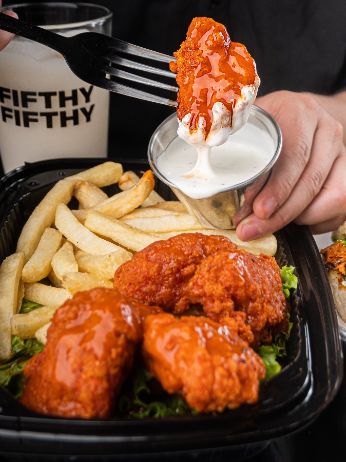 Boneless con Papas a la Francesa.