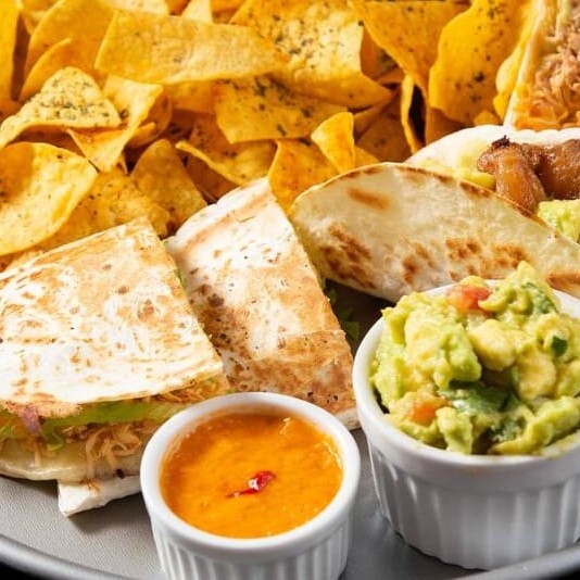 Um mini exemplar dos itens mais vendidos do Guapa :)  Mini burrito Mini Quesadilha Uma unidade de Taco Porção de Nachos com guacamole