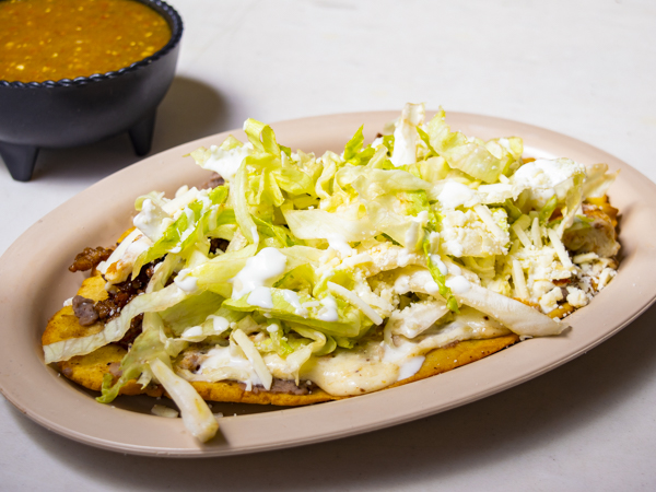 Huarache con Guisado y Quesillo
