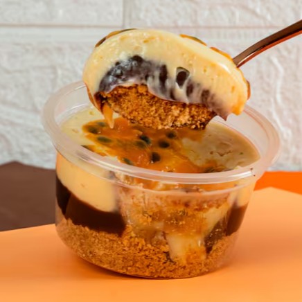 Nossa tortinha tá incrível. Feita no pote de 200ml intercala camadas do mousse de maracujá ou mousse limão , brigadeiro preto e uma massa de biscoito de maisena no forno divina. Experimenteeeee!