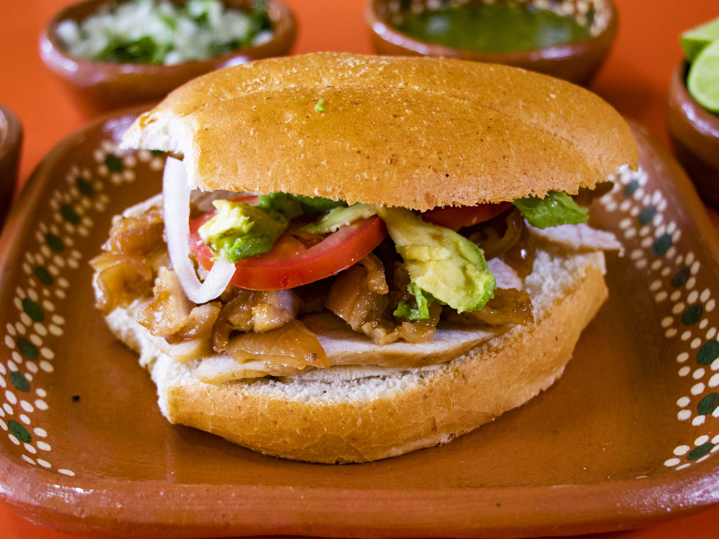 Torta de carnitas con cuero