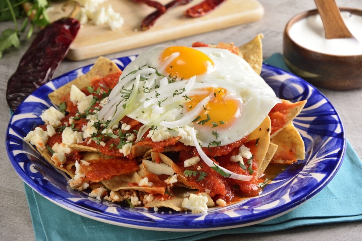 Chilaquiles Rojos con Huevo Estrellado