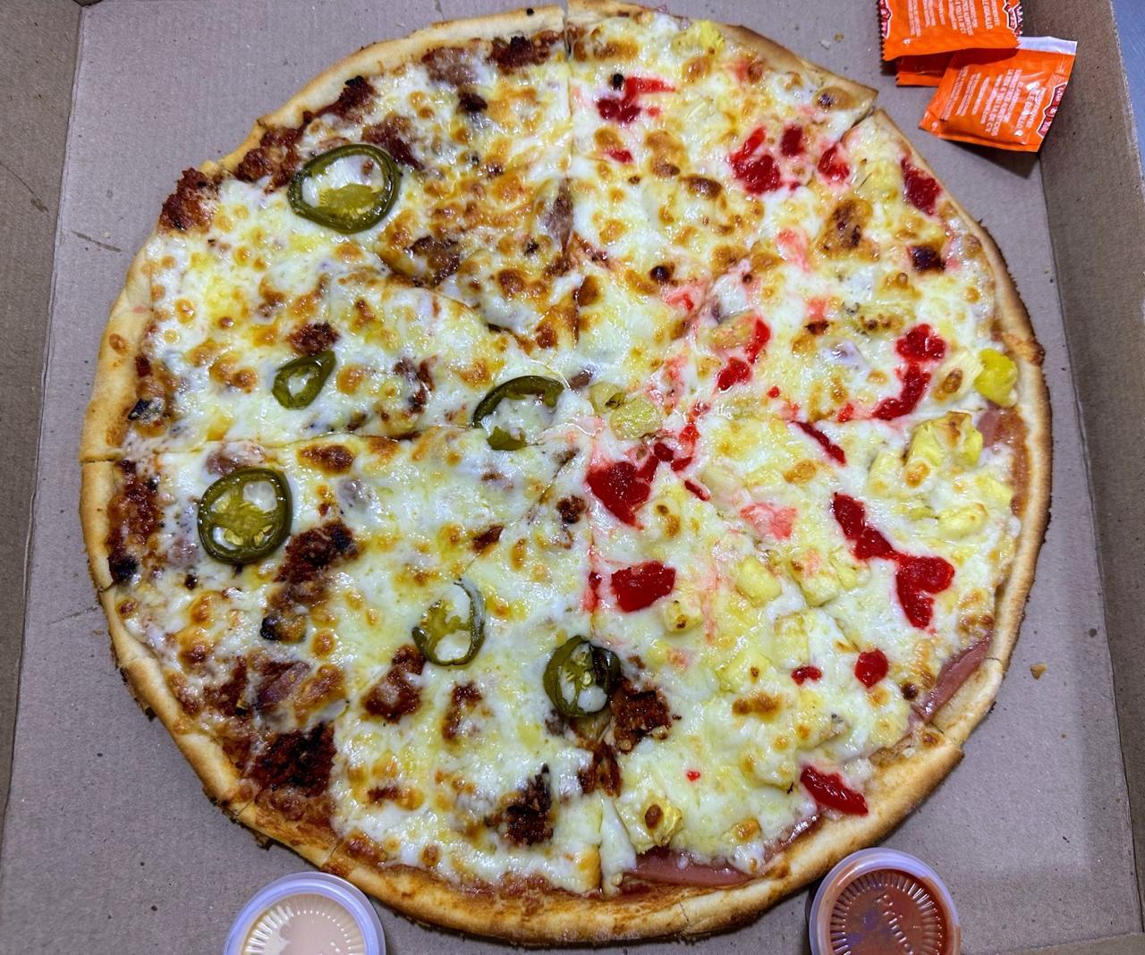 Pizza  Grande Mitad  Mexicana y Mitad Hawaiana