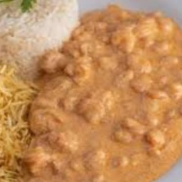 Delicioso strogonoff de camarão.  Acompanha arroz e batata palha.