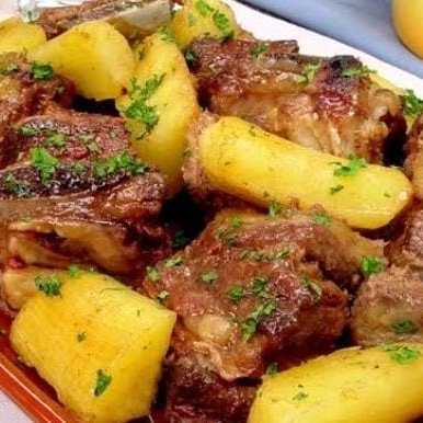 Arroz, feijão, macarrão, farofa, batata corada ou ao molho e 2 pedaços de carne assada.+ Coca Cola 350ml