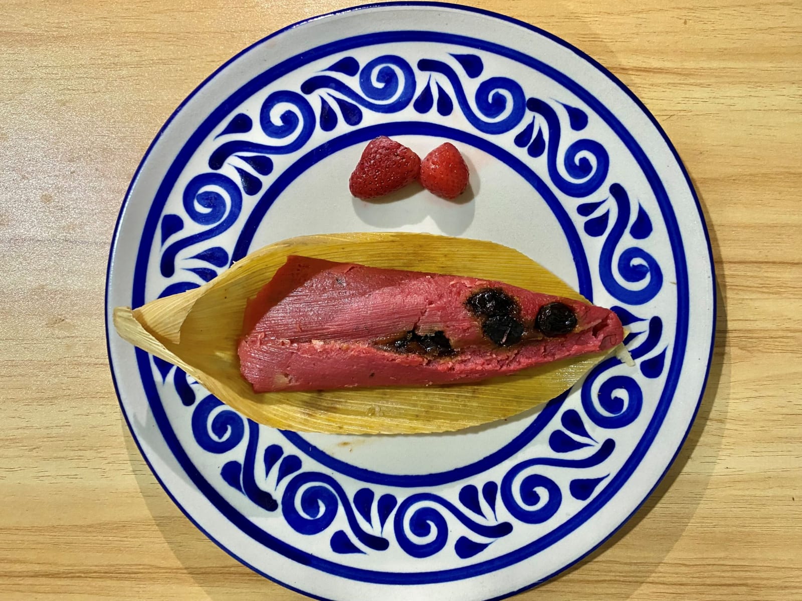 Tamal Dulce de Fresa con Pasitas y Mermelada.