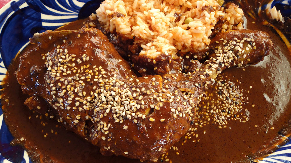 1/2 Pollo en Mole + 1/2 Lt de te