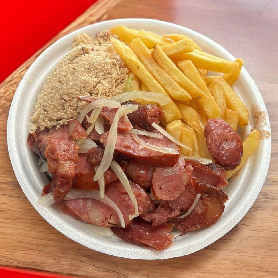 Quentinha de Isopor 700 ml ,calabresa fatiada acebolada  arroz branco , feijão preto ,farofa de bacon e batata frita , não enviamos intens separado e não trocamos acompanhamentos so retiramos .