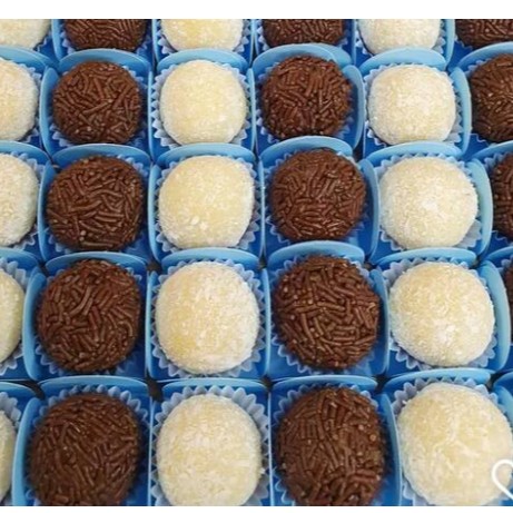 5 brigadeiros, 5 cajuzinho, 5 Ninho, 5 beijinho de coco, 5 paçoquinha