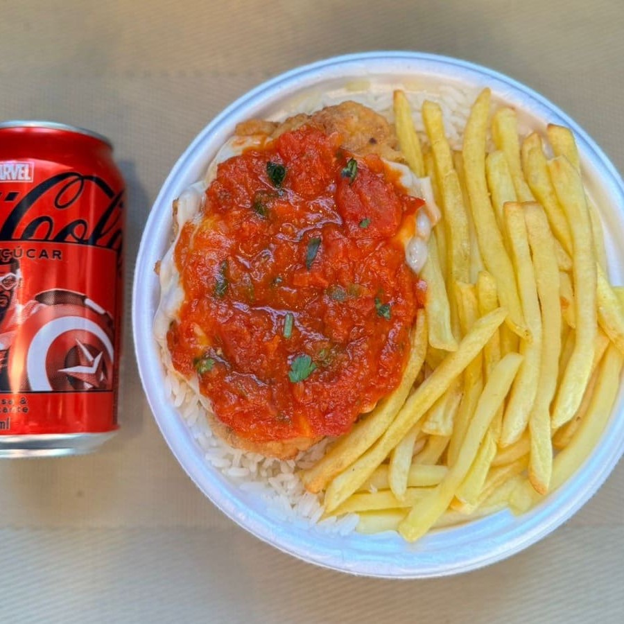 Marmita com delicioso filé de frango parmegiana (empanado na massa crocante coberto com molho de tomates e queijo) acompanhado de arroz branco e batatas fritas. Acompanha refrigerante Coca Cola lata Zero sem açúcar 350ml bem gelada. Marmita indicada para 01 pessoa.
