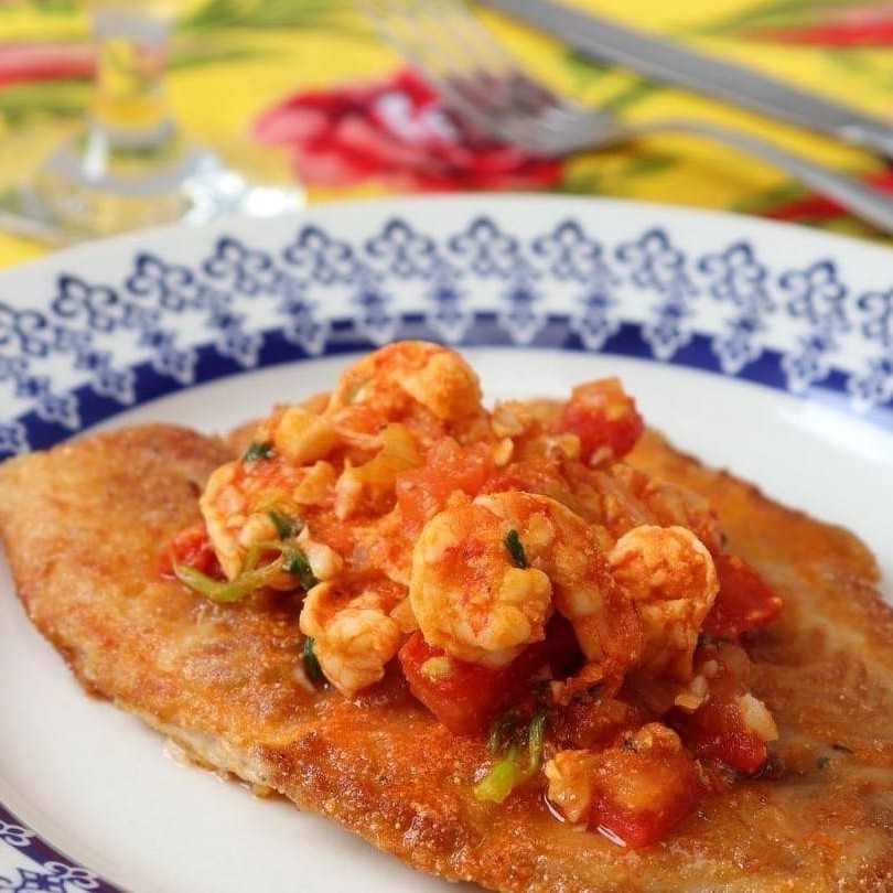 Nossos peixes cuidadosamente empanados e fritos, deixa seu almoço ainda melhor quando acompanhado daquele molho de camarão servido com arroz branco, feijão preto ou pirão de peixe e o complemento fica ao seu gosto.