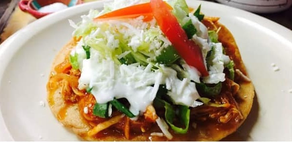 Tostada de Tinga de Pollo