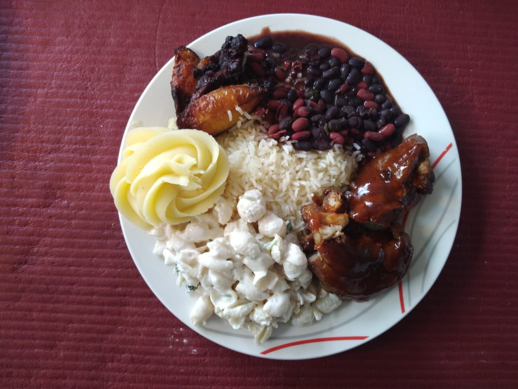 Casado con Costilla de Cerdo BBQ + Bebida del día