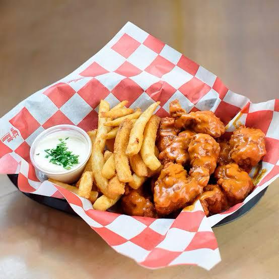 8 Boneless + PAPAS