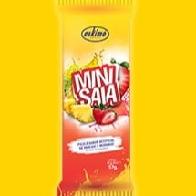 Picolé metade sabor morango e metade abacaxi