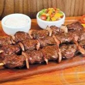 1 ESPETO DE CARNE COM BACON ASSADO NA CHAPA..