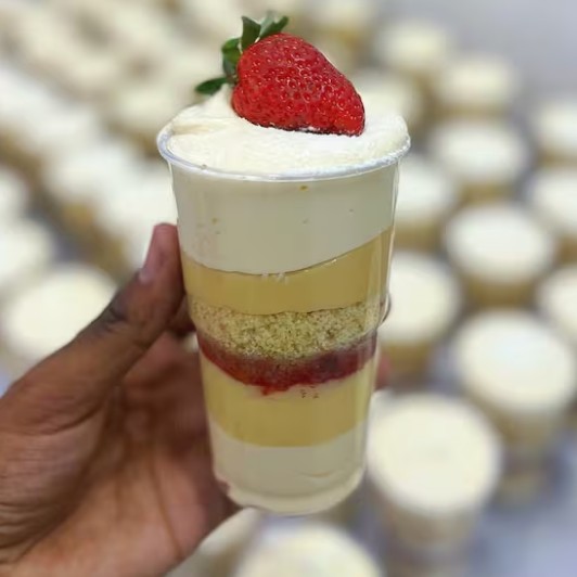 Copo composto por Mousse de Ninho, Brigadeiro Branco, Geleia de Morango, Bolo Baunilha