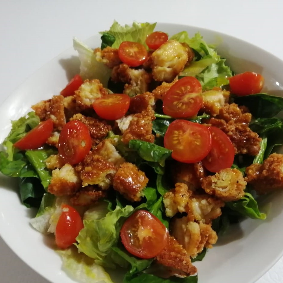 ENSALADA CON POLLO CRUJIENTE