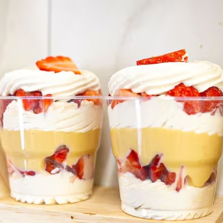 Mousse de Ninho + Creme de Ninho + Morango fresco Uma explosão de sabor que conquista no primeiro pedaço!