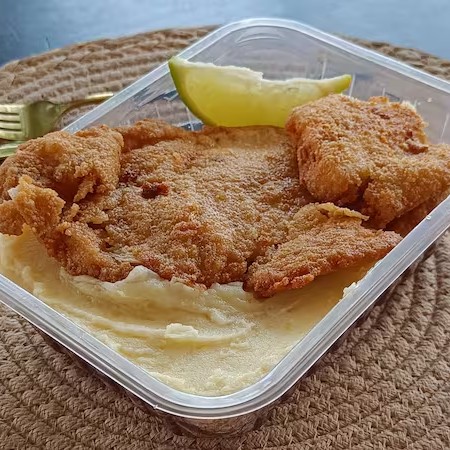 Um peixinho é tudo, né? Então, fizemos filé de tilápia acompanhada de arroz branco e uma guarnição a sua escolha