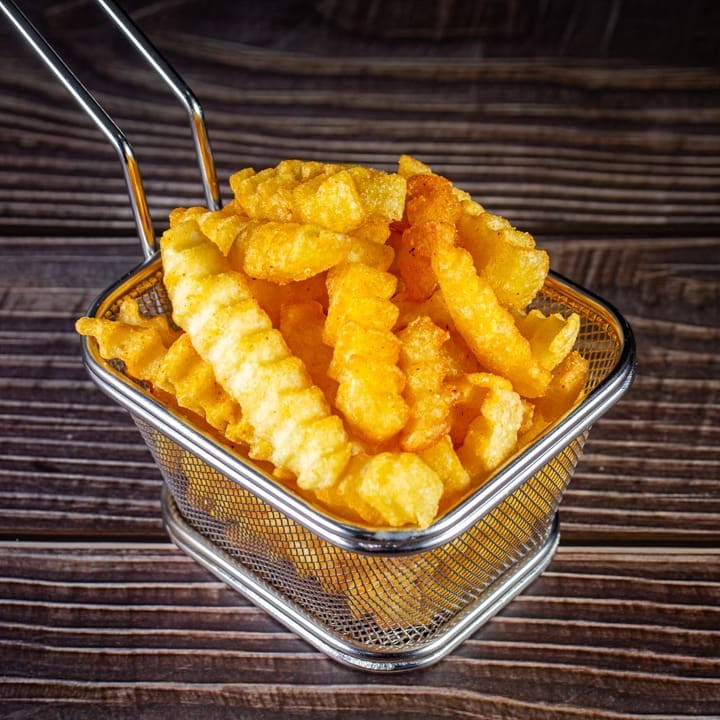 Porção individual de Batata crinkle frita que é crocante por fora e macia por dentro.