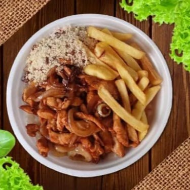 Tirinhas de Filé de Peito de frango feitas na chapa com cebolas caramelizadas na manteiga.  Acompanha feijão, arroz, farofa e batata frita. Serve Muito bem uma pessoa. Refeição servida na marmita de 750ml