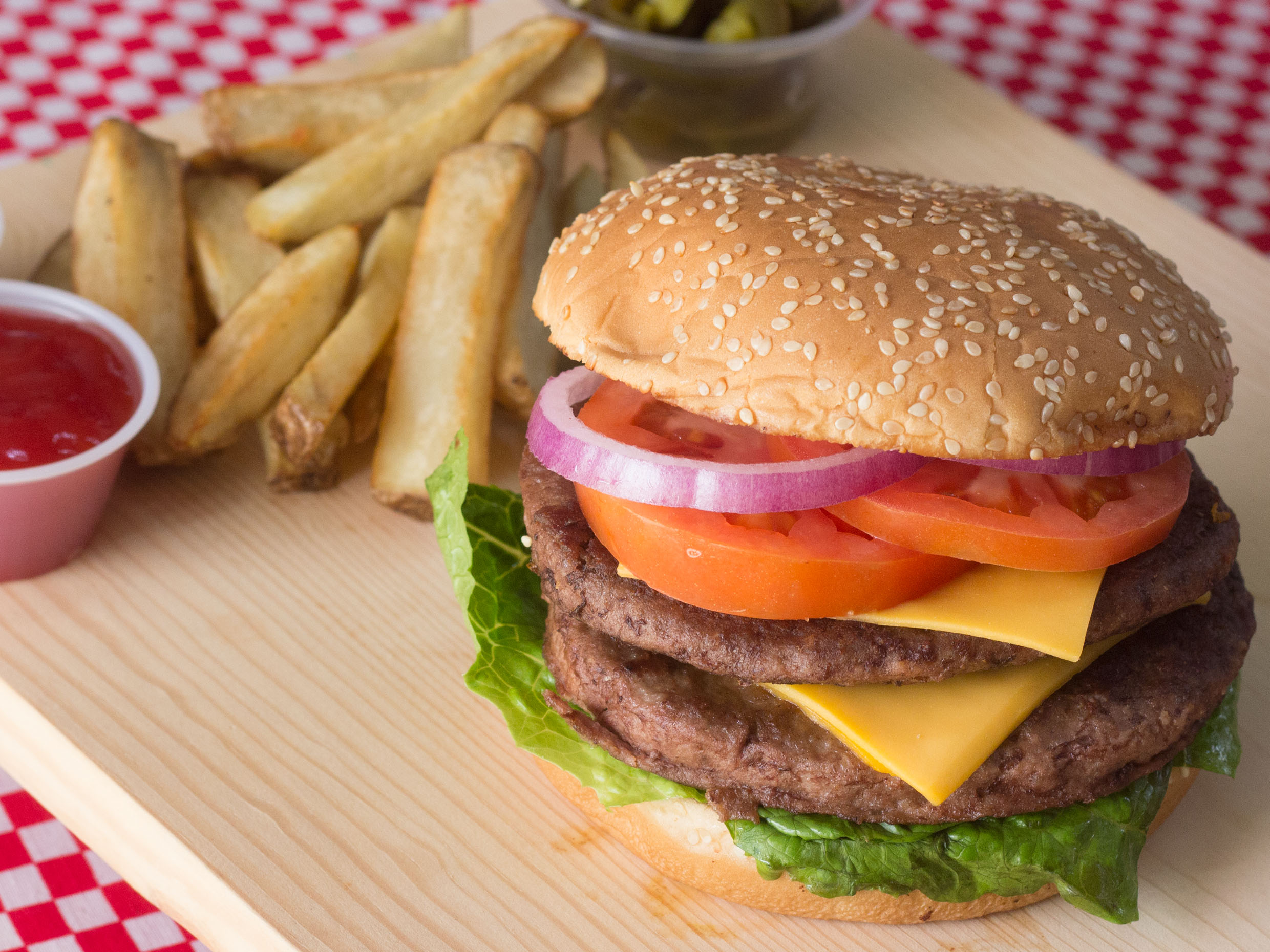 Hamburguesa Doble de Res con Papas Fritas