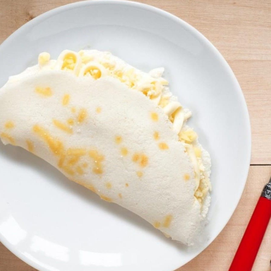 Deliciosa mistura de queijos mussarela, cheddar, coalho e queijo minas, trazendo cremosidade e sabor intenso. Acompanha tomate, cebola, orégano e alho torrado, finalizada com manteiga de garrafa ou azeite.