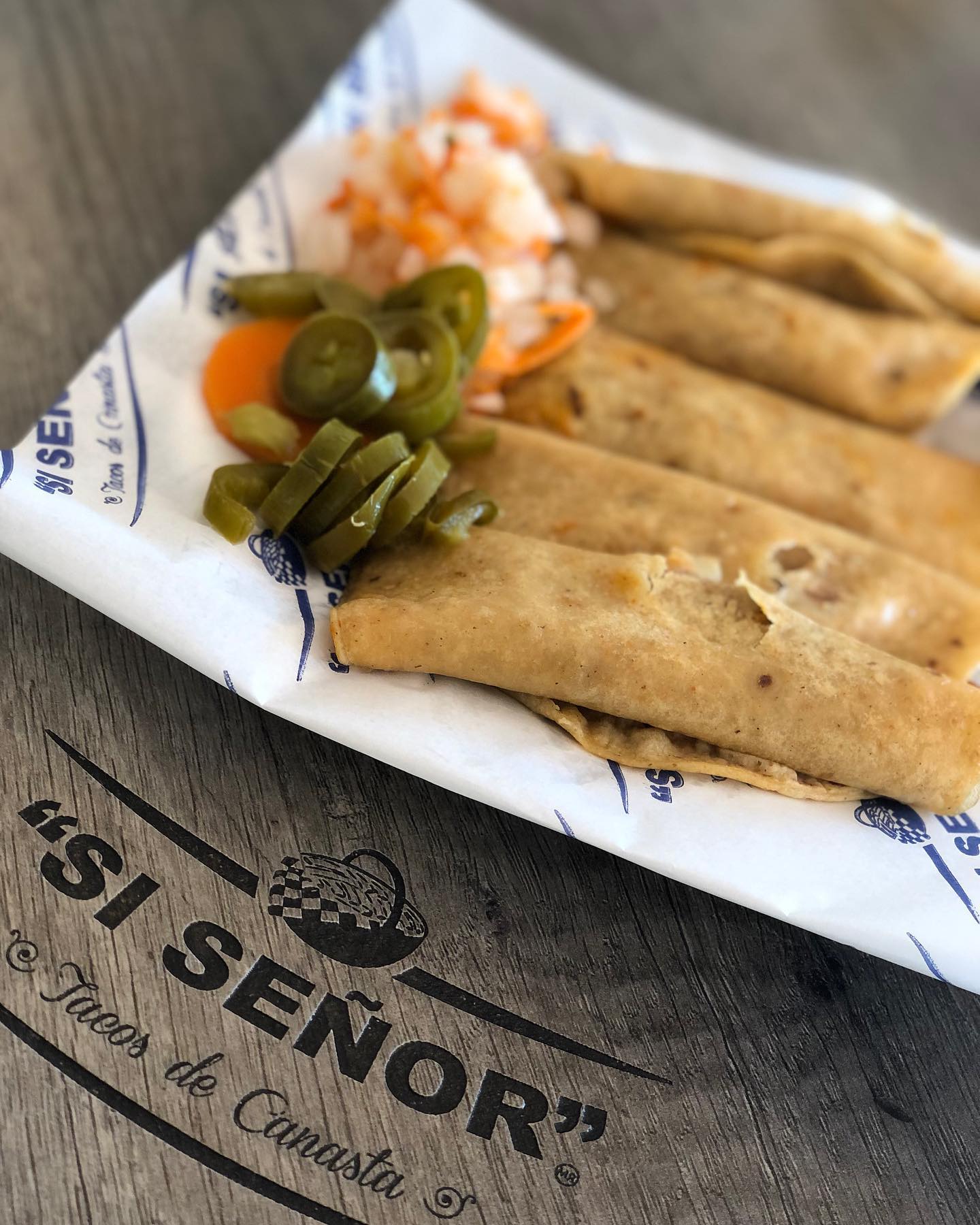Frijoles con chicharron prensado