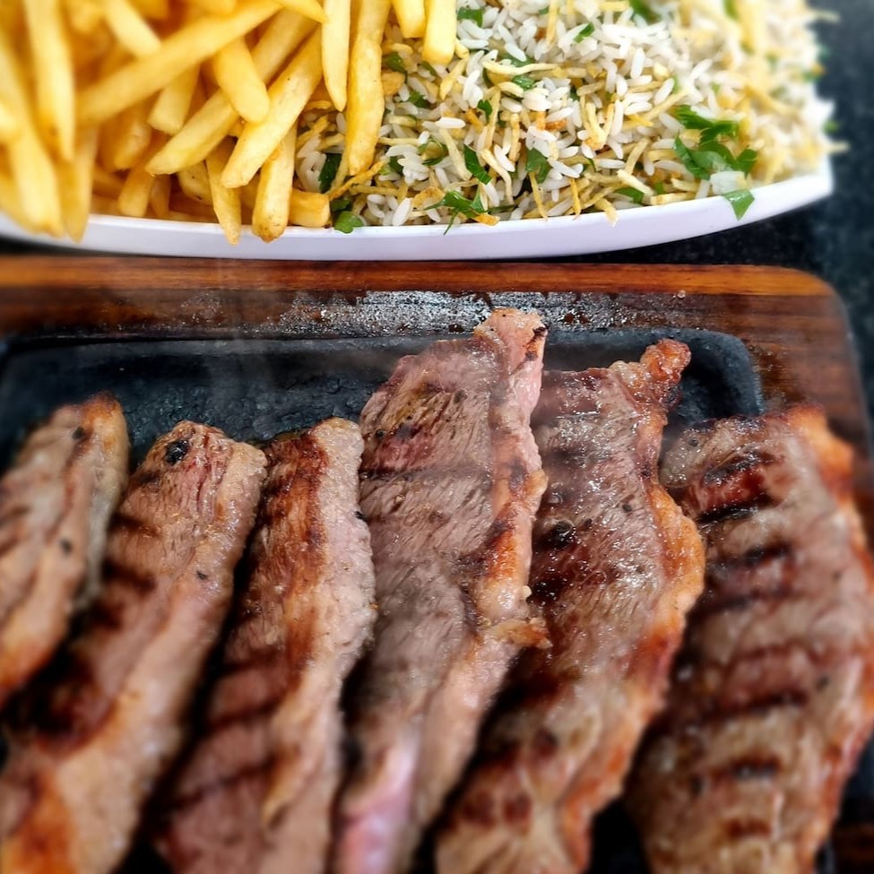 Acompanha arroz biro biro, feijão, farofa de ovos, batata frita e molho vinagrete