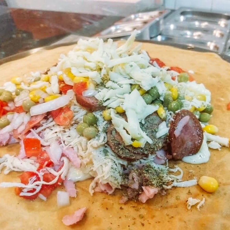 Muçarela, pres., calabresa, frango, ovo, milho, azeite, tomate,  cebola, orégano.