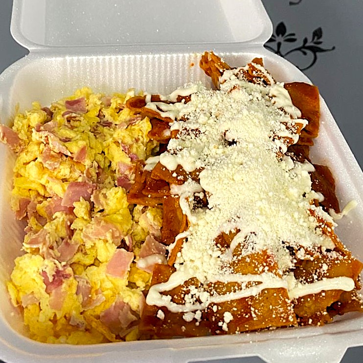 Chilaquiles Rojos con Huevos Revueltos con Jamón
