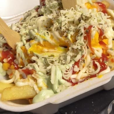 Batata frita crocante coberta com uma combinação irresistível: Catupiry cremoso, cheddar derretido, calabresa fatiada, bacon crocante, ketchup, maionese temperada e um toque especial de queijo ralado. Uma explosão de sabor em cada garfada!