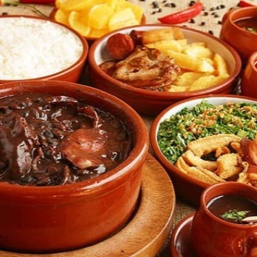 Os itens vão separados. Nossa feijoada com calabresa, carne seca, toucinho, lombo acompanhado de arroz, farofa, couve refogada banana e torresmo.