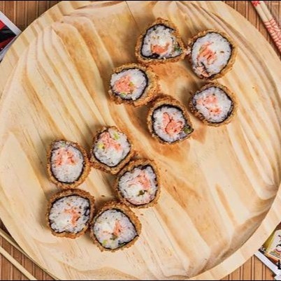 Alga, arroz, salmão, cream cheese, cebolinha, empanado na farinha panko e frito.